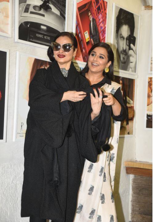 सदाबहार अभिनेत्री रेखा यहां विद्या बालन के साथ पोज देती दिखीं.