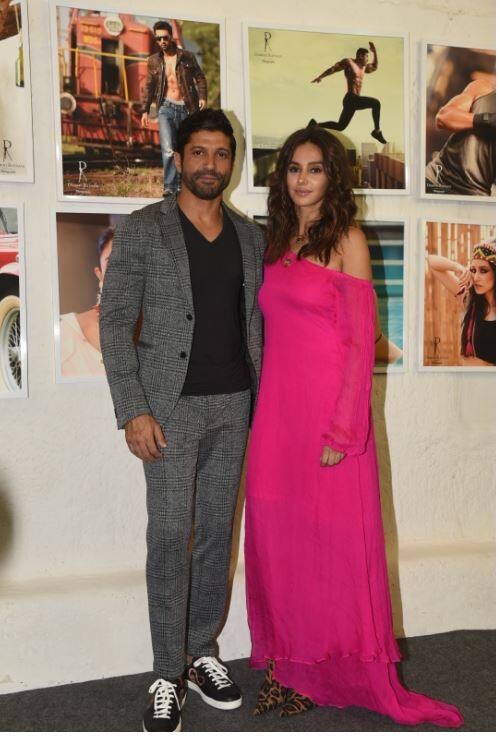 फरहान अख्तर भी गर्लफ्रेंड शिबानी दांडेकर के साथ पहुंचे.