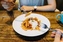 Connaught Place के रेस्तरां में खाने की प्लेट में मिला मरा हुआ कॉकरोच, गर्भवती महिला समेत परिवार के कई लोगों की तबीयत बिगड़ी