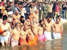Kumbh Mela 2019: कैबिनेट मीटिंग के बाद योगी आदित्यनाथ और उनके मंत्रियों ने लगाई डुबकी, देखें वीडियो