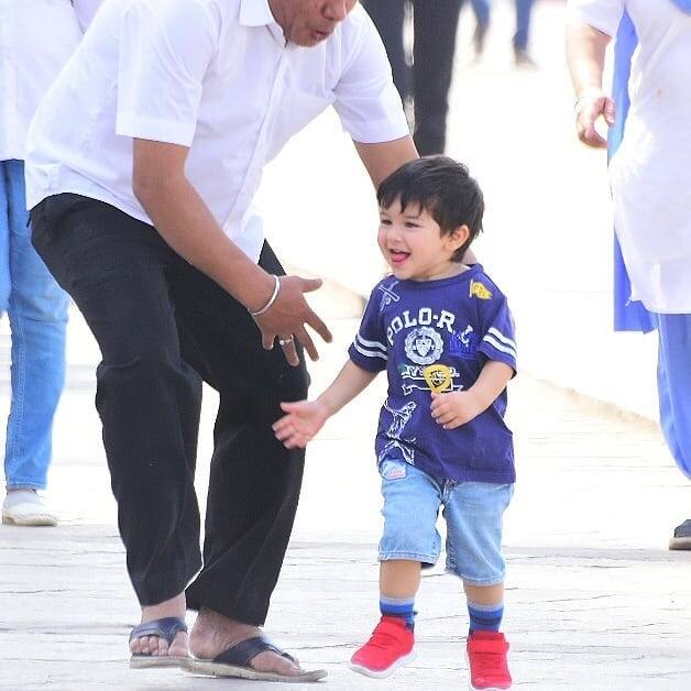 इस दौरान वहां तैमूर के साथ उनकी देखभाल करने वाली नैनी मौजूद रहीं. (तस्वीर: इंस्टाग्राम) 