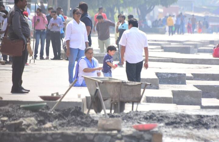 सोशल मीडिया पर तैमूर की कई तस्वीरें वायरल हो रही हैं, जिनमें वो दौड़ते और खेलते नज़र आ रहे हैं. (तस्वीर: मानव मंगलानी)
