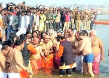 प्रयागराज: संगम में डुबकी लगाने के बाद सीएम योगी ने किए अक्षयवट और सरस्वती कूप के दर्शन