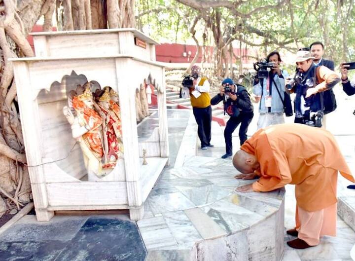  इससे पूर्व दिन में मुख्यमंत्री योगी अपने मंत्रिमंडल के साथ लेटे हुए हनुमान जी के मंदिर गए जहां उन्होंने पूजा अर्चना की. मुख्यमंत्री ने मंत्रिमंडल के साथियों के साथ अक्षयवट और सरस्वती कूप के भी दर्शन किए. बता दें कि पहली बार ये पवित्र पेड़ आम लोगों के लिए खोला गया है. 