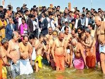 प्रयागराज: संगम में डुबकी लगाने के बाद सीएम योगी ने किए अक्षयवट और सरस्वती कूप के दर्शन