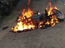 बंगाल: अमित शाह की रैली के लिए आई गाड़ियों में आगजनी के बाद तनाव, राजनाथ ने ममता से मांगी रिपोर्ट