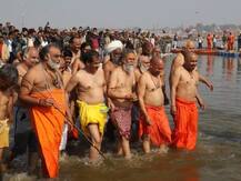 कुंभ मेला: शशि थरूर ने CM योगी की तस्वीर शेयर कर कसा तंज, कहा- इस संगम में सब नंगे हैं