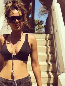 पर्पल कलर का लिपस्टिक लगाए अतरंगी अंदाज़ में नजर आईं टीवी अभिनेत्री निया शर्मा