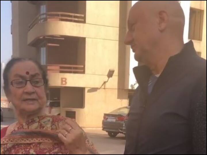 Anupam kher chat with his mother Dulari kher in a video वज़न घटाने की बात कहने पर अनुपम खेर से खफा हुईं उनकी मां, कहा- अनिल कपूर तेरे से मोटा है