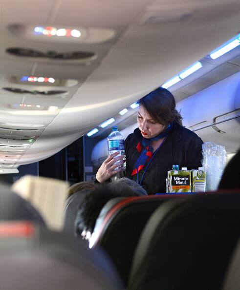 इस रिपोर्ट में बेनाम ट्रैवल ब्लॉगर ने यात्रि‍यों से गुजारिश की गई कि आप किसी भी फ्लाइट अटेंडेंट्स की शिकायत करने से पहले कई बार सोचें, आपकी एक शिकायत किसी की नौकरी छीन सकती है. 