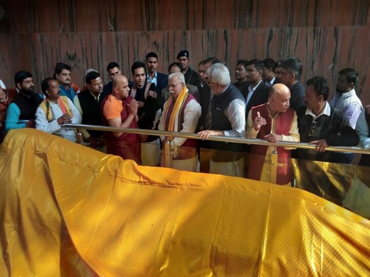 Kushinagar:  Haryana CM Manohar lal Khattar visit Lord Buddha's place Kushinagar and sought the victory of BJP कुशीनगर: भगवान बुद्ध की शरण में पहुंचे हरियाणा के मुख्यमंत्री, मांगी बीजेपी की जीत की दुआ