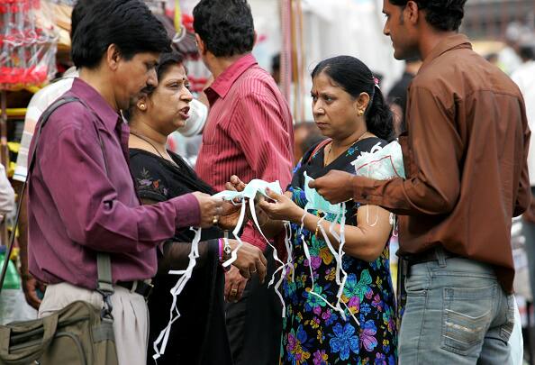देशभर में कई जगहों से स्वाइन फ्लू के मामले सामने आ रहे हैं. हाल ही में बीजेपी अध्यक्ष अमित शाह को स्वाइन फ्लू हो गया था वहीं बरेली में स्वाइन फ्लू से महिला सब रजिस्ट्रार की मौत हो गई. राजस्थान में भी स्वावइन फ्लू से कोहराम मचा हुआ है. ऐसे में ये जानना जरूरी है कि स्वाइन फ्लू कैसे फैलता है और उससे कैसे बचाव किया जा सकता है. फोटोः गेटी इमेज