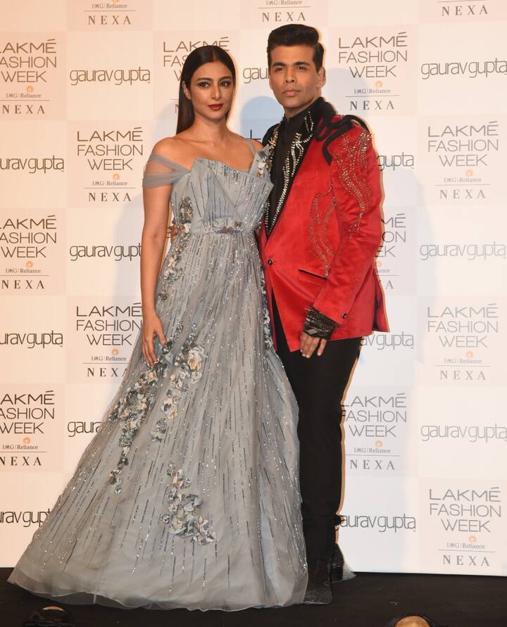 वहीं बात करें करण के लुक की तो उन्होंने रेड और ब्लैक कलर की एंब्राइड्री बेस्ड जैकेट के साथ ब्लैक कलर के पैंट पहन रखी थी, जिसमें वह काफी हैंडसम नजर आए. (तस्वीर: मानव मंगलानी)