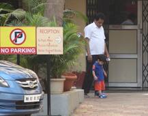 बाहर खेल रहे बेटे को जब सैफ अली खान ले गए अंदर तो कुछ यूं पापा पर बिगड़े तैमूर, देखें तस्वीरें