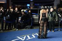 रेड कार्पेट पर ट्रांसपेरेंट ड्रेस पहन इस हसीना ने मचाया धमाल, पूरे इवेंट में चमकाती रही अंडरपैंट