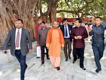 पुरी पीठाधीश्वर से मिले सीएम योगी, कहा- सरकार अलग से कोई निर्णय नहीं कर सकती