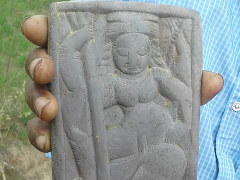 खेत में खुदाई के दौरान निकली देवी की प्राचीन मूर्ति, 1000 साल पुरानी होने का दावा खेत में खुदाई के दौरान निकली देवी की प्राचीन मूर्ति, 1000 साल पुरानी होने का दावा