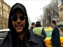 पहले एयरपोर्ट पर फिर रूस की सड़कों पर पुलिस से घिरे टीवी एक्टर करणवीर बोहरा