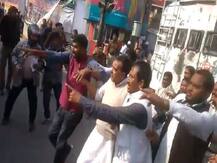 बिहार : आरएलएसपी के \'आक्रोश मार्च\' पर पुलिस का लाठीचार्ज, उपेन्द्र कुशवाहा घायल