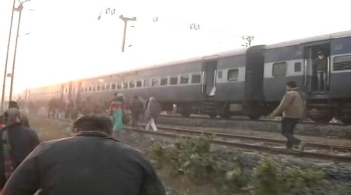 रेल मंत्री पीयूष गोयल ने घटना पर ट्वीट किया है. सीमांचल एक्सप्रेस हादसे के बाद तीन ट्रेन को कैंसिल और तीन ट्रेन को डायवर्ट किया गया है. राहत और बचाव का कार्य जारी है.