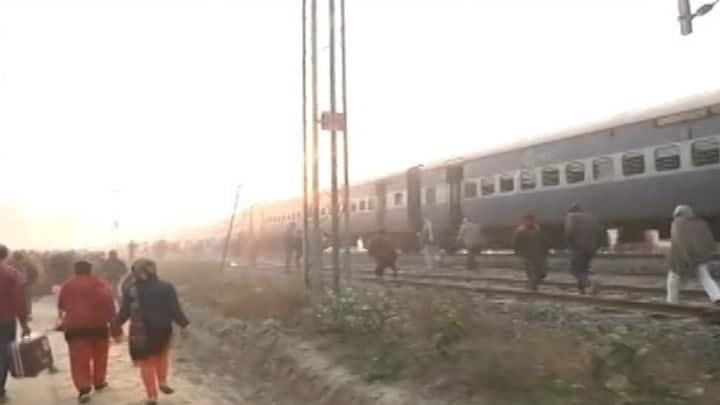 बिहार के मुख्यमंत्री नीतीश कुमार ने हादसे के बाद सभी तरह की मदद का आश्वासन दिया है. रेलवे ने हेल्पलाइन नंबर भी जारी कर किए हैं.