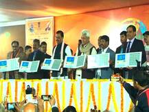 कुंभ मेले पर डाक टिकट जारी, मनोज सिन्हा बोले- पहले की सरकारें इससे बचा करती थीं