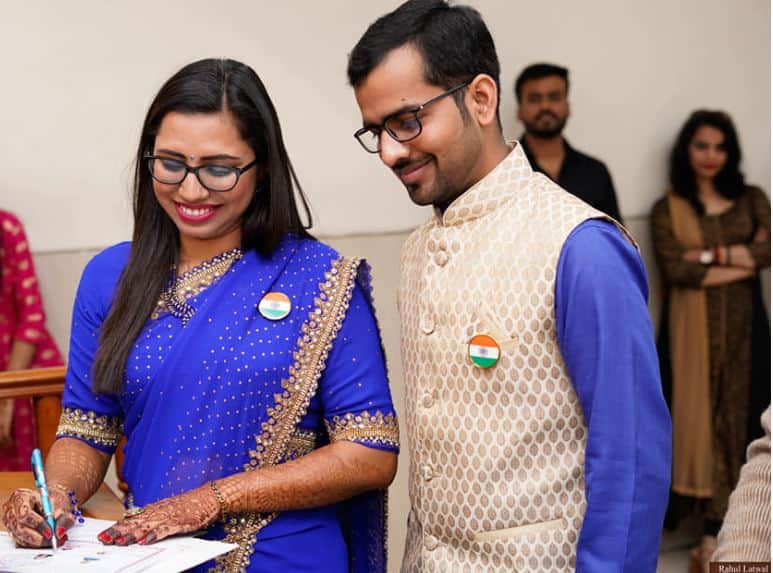 महिला डिप्टी कलेक्टर ने संविधान को साक्षी मानकर की शादी, हो रही तारीफ