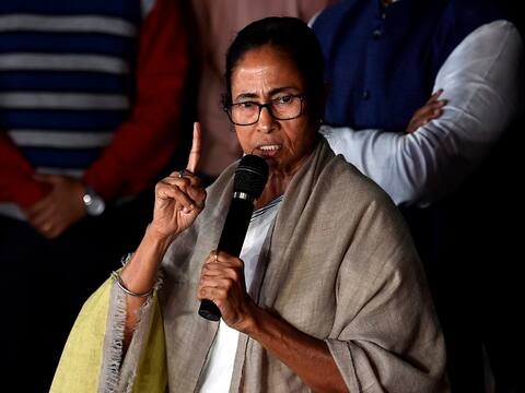 Mamata Vs CBI: मोदी के खिलाफ ममता का धरना, बोलीं- देश में आपातकाल से भी बुरे हालात Mamata Vs CBI: मोदी के खिलाफ ममता का धरना, बोलीं- देश में आपातकाल से भी बुरे हालात