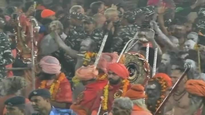 आज मौनी अमावस्या है और कुंभ में संगम स्नान के लिए करोड़ों लोग प्रयागराज में हैं. बताया जा रहा है कि सुबह छह बजे तक एक करोड़ 10 लाख लोग स्नान कर चुके हैं. अनुमान है कि करीब तीन करोड़ लोग आज स्नान करेंगे.