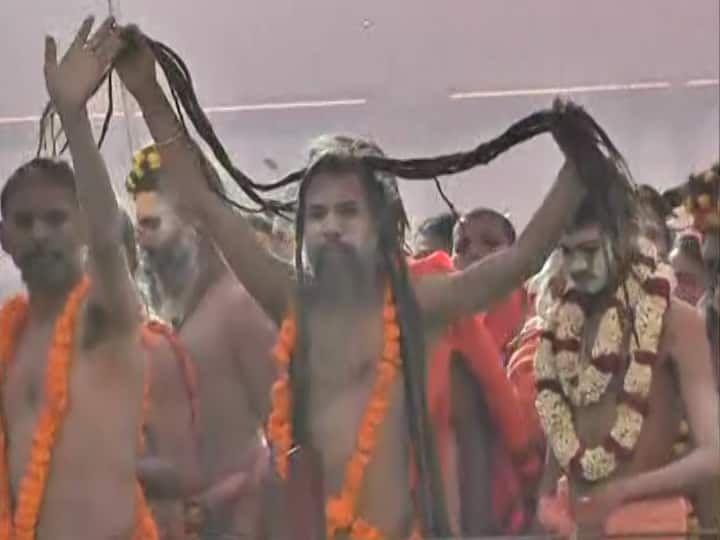 इंतजामों की देखरेख में जुटे एक जिला अधिकारी ने कहा कि दो महीने तक चलने वाली धार्मिक सभा विशेषकर शाही स्नान के दिनों पर भीड़ को नियंत्रित करने के लिए 22 पंटून पुल और 40 घाट तैयार किए गए हैं.