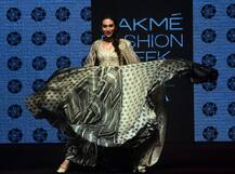 Lakme Fashion Week: रैंप पर उतरीं करिश्मा कपूर ने यूं प्रेजेंट की अपनी ड्रेस, थम गईं सबकी निगाहें