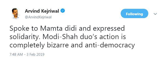 दिल्ली के सीएम अरविंद केजरीवाल ने घटना को एंटी डेमोक्रेटिक बताया. वहीं, पुलिस अफसर पर ममता बनर्जी ने सीबीआई के आक्रामक रुख के विरोध में सुप्रीम कोर्ट का रुख करने का फैसला किया है. सीबीआई के बहाने ममता बनर्जी के अनशन को विपक्ष का जबरदस्त समर्थन मिल रहा है.