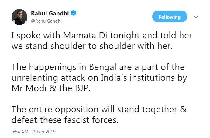 पश्चिम बंगाल की मुख्यमंत्री ममता बनर्जी और पीएम मोदी के बीच जारी सियासी जंग अब सड़क पर आ गई है. सीबीआई पर केंद्र की शह पर काम करने का आरोप लगाते हुए कोलकाता में ममता बनर्जी धरने पर बैठ गई हैं. इस विवाद पर कांग्रेस अध्यक्ष राहुल गांधी ने ममता बनर्जी को अपना समर्थन दिया है.