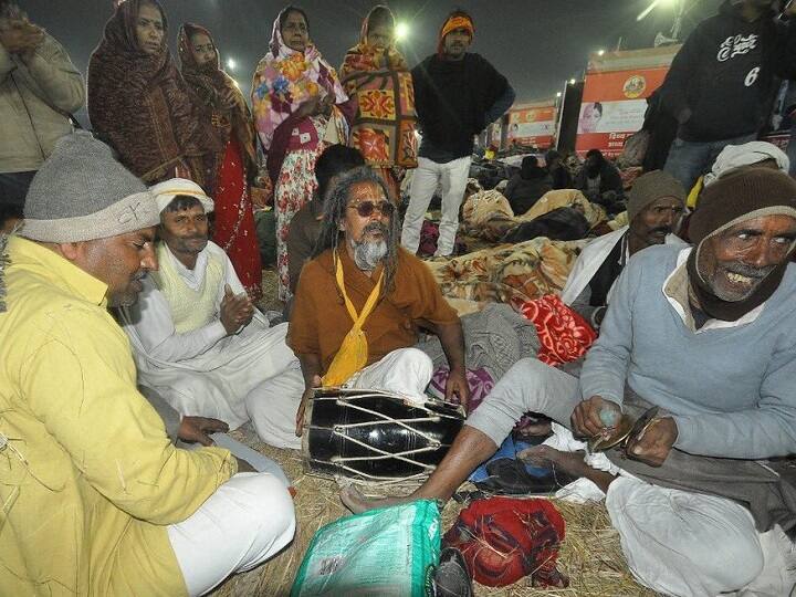 लोग नाच गा रहे हैं और भगवान के प्रति अपनी श्रद्धा प्रदर्शित कर रहे हैं.
