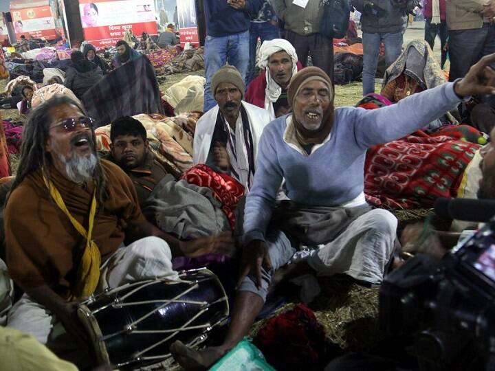 कुंभ में लोग अलग अलग नजारों को देख रहे हैं, संगम कुंभ स्नान कर रहे हैं और अपने ईष्ट की आराधना कर रहे हैं.