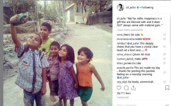 अली जाफर ने इसे अपनी फेवरेट सेल्फी बताया है. उन्होंने लिखा कि कुछ लोगों के लिए हैप्पीनेस एक गॉड गिफ्ट है. ये हमेशा भौतिक चीजों के साथ नहीं आती. 