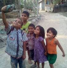 बच्चों की इस तस्वीर को खूब शेयर कर रहे हैं बॉलीवुड सितारे, रातोंरात हो गई वायरल, देखें