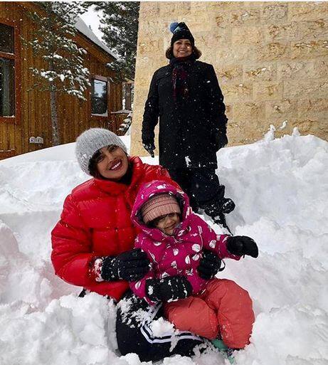 इन तस्वीरों को शेयर करते हुए प्रियंका ने लिखा है कि विंटर डायरीज, फैमिली.