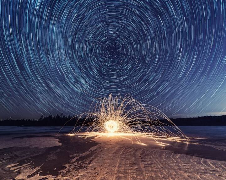 कई स्कूल, व्यापारिक प्रतिष्ठान और रेस्तरां गुरुवार को बंद रहे. वहीं, गुरुवार शाम अमेरिका में 2,300 उड़ानें रद्द कर दी गईं. समूचे क्षेत्र में भीषण ठंड से जुड़ी समस्याओं -फ्रस्टबाइट और हाइपोथर्मिया- की शिकायत के साथ लोग अस्पतालों में पहुंच रहे हैं. 