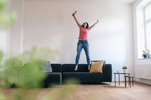 साथ-सुथरा धर खुशियों की सौगात है. साफ-सुथरे घर से ना सिर्फ घर में सकारात्मकता आती है बल्कि ये आपको हेल्दी भी रखता है. साफ-सुथरे घर में आप   बैक्टीरिया और जर्म्स को खुद से दूर रखते हैं जो कि कैंसर जैसी गंभीर बीमारी का कारण बनते हैं.