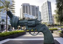 चार साल के बच्चे ने प्रेग्नेंट मां के चेहरे पर मारी गोली