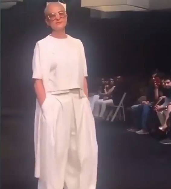 इस दौरान ताहिरा ने सफेद रंग की आउटफिट पहनी हुई थी और उसके साथ स्पोर्ट्स शूज पहने थे.