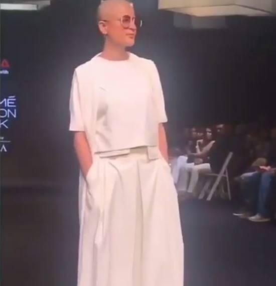 अपनी तस्वीर शेयर करते हुए ताहिरा ने लिखा, रैंप पर वॉक करने से पहले मुझे ज्यादा न मुस्कुराने के लिए कहा गया था. लेकिन मैं खुद को रोक नहीं पाई. पहली बार और जबरदस्त मजा.