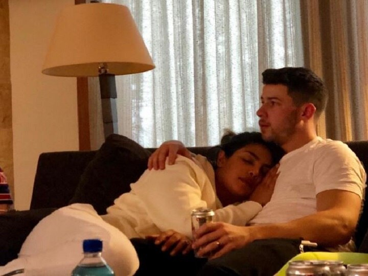 priyanka chopra gets trolled over a bedroom romantic picture with husband nick jonas पति निक के साथ रोमांटिक फोटो शेयर कर प्रियंका हुईं ट्रोल, पूछा-बेडरूम में भी है फोटोग्राफर?