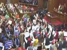 यूपी: बजट सत्र की हंगामेदार शुरुआत, अभिभाषण के दौरान विपक्ष ने राज्यपाल की ओर उछाले कागज के गोले