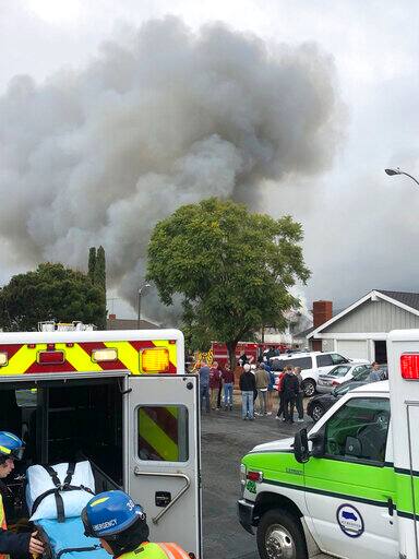 चार की मौत बनकर आया प्लेन, आग की लपटों में जलकर पायलट की भी मौत Five Killed After Plane Crashes Into California House चार की मौत बनकर आया प्लेन, आग की लपटों में जलकर पायलट की भी मौत