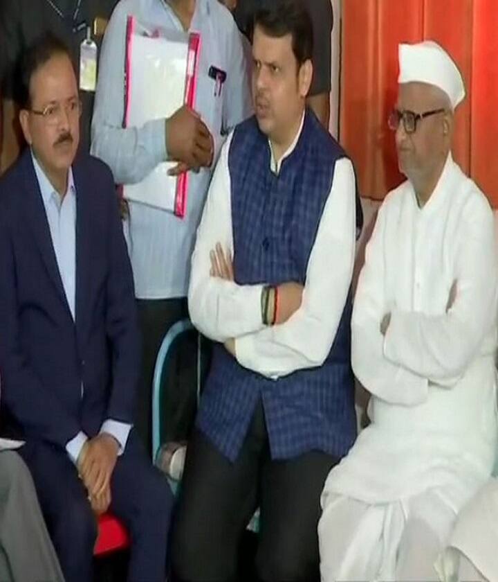 मुंबई: महाराष्ट्र के मुख्यमंत्री देवेन्द्र फडणवीस ने अन्ना हजारे से की मुलाकात, अनशन तोड़ने की अपील की Maharashtra CM Devendra Fadnavis meet Anna Hazare at Ralegan Siddhi मुंबई: महाराष्ट्र के मुख्यमंत्री देवेन्द्र फडणवीस ने अन्ना हजारे से की मुलाकात, अनशन तोड़ने की अपील की
