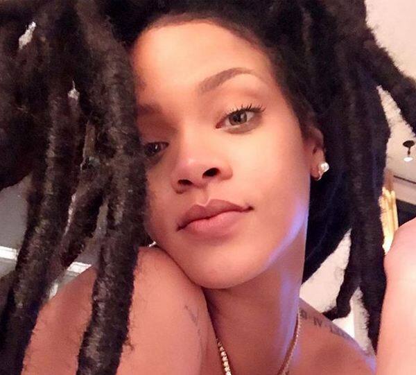 सिंगर रिहाना ने भी एक इंटरव्‍यू में बताया था कि पीरियड्स के समय हर महीने उनके चेहरे पर पिंपल्स आ जाते हैं. उस समय वे सबसे खराब मूड में होती हैं.  फोटोः इंस्टाग्राम