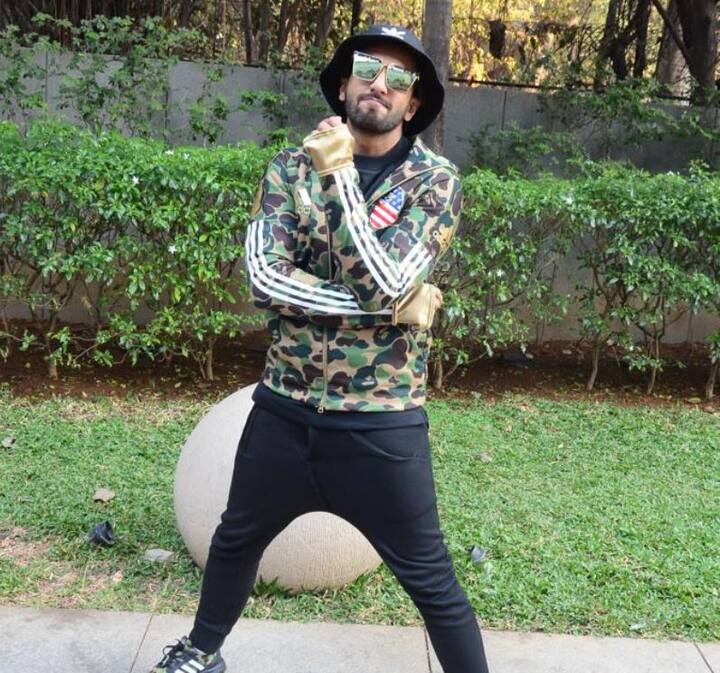 गली बॉय के प्रमोशन के दौरान रणवीर सिंह रैपर के अंदाज़ में नज़र आएं. उन्होंने वहां जमकर मस्ती की. (तस्वीर: मानव मंगलानी)