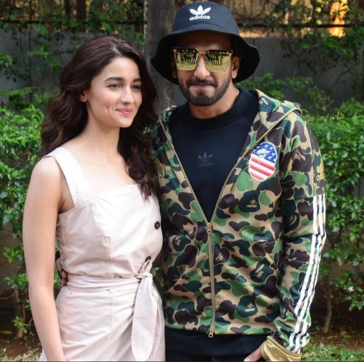 इस दौरान आलिया भट्ट और रणवीर सिंह ने वहां पैपाराज़ी के लिए पोज़ भी दिए. (तस्वीर: मानव मंगलानी)